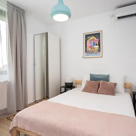 Spacious 2 Bdr Flat In The Old Town Boekarest