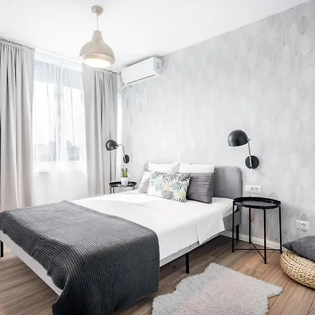 Spacious 2 Bdr Flat In The Old Town Бухарест